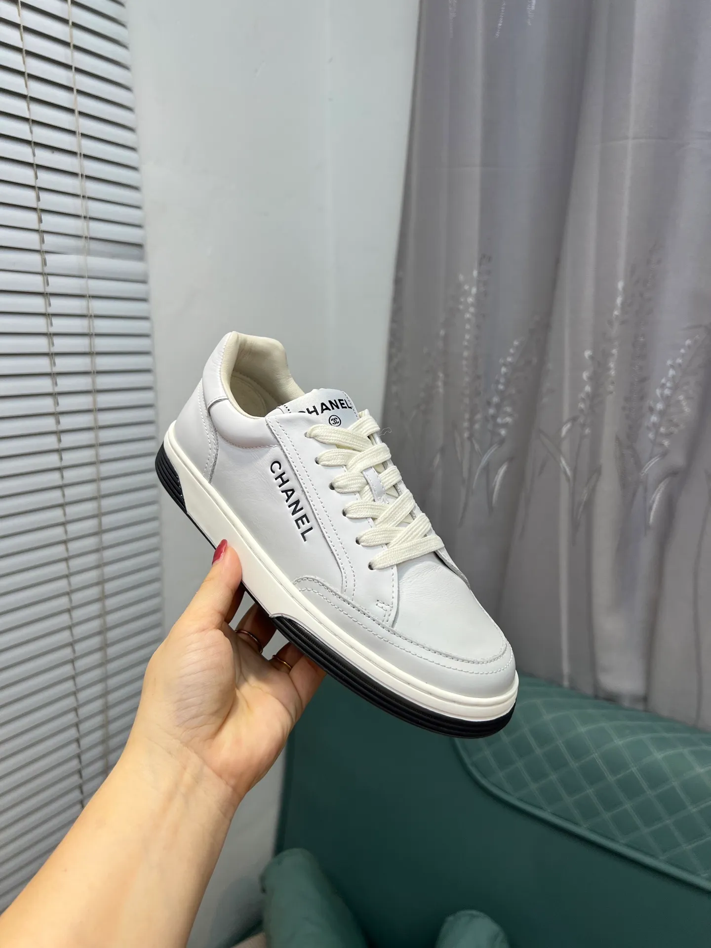 Men's men's shoes💰660 Exclusive real shots (top version) CHANEL Chanel's new panda sneakers Panda shoes Chanel 2025ss color matching thick-soled casual sports shoes sneakers Counter synchronization The counter is very popular Very difficult to buy a shoe The most popular thick-soled panda shoes on the Internet It is obvious that Xiaoxiang control cannot miss it Simple and versatile white shoes that have both good looks and comfort Thick sole increases height, is super versatile and can be worn with eyes closed😍 Whoever wears it will look better. Upper: calfskin. Lining: imported sheepskin lining. Outsole: TPU original outsole. Size: 35-44 (41 for women, 40 for men, custom made).